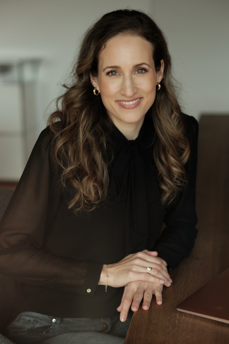 Christina von Lindern, Porträt in schwarzer Bluse mit verschränkten Händen